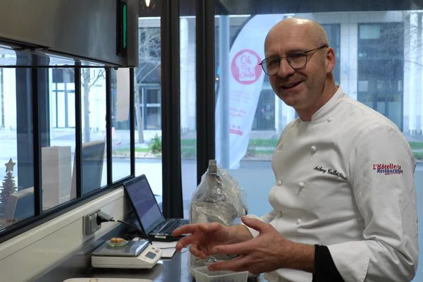 Anthony Caillot prépare des plats à emporter pour le Réveillon dans la cuisine d'Oh my Chef, en attendant de retrouver son restaurant