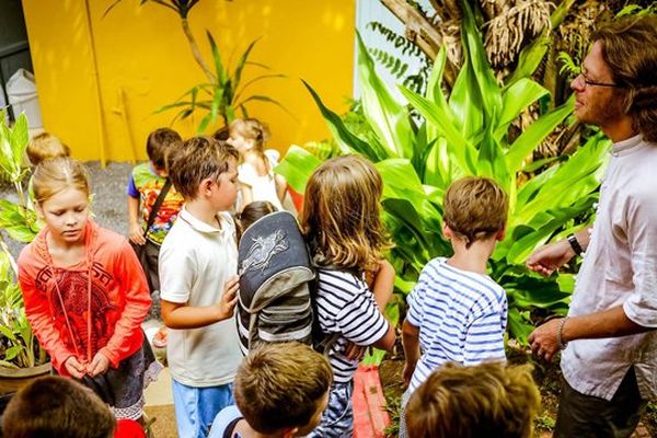 Laurent (à droite) accueille ses nouveaux élèves à l'école française Jungle Samui en Thaïlande