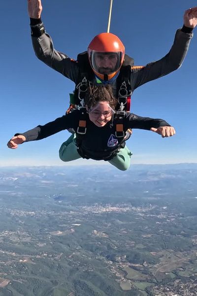 Plusieurs jeunes souffrant ou ayant combattu le cancer se sont vues offrir un saut en parachute dans le Var.