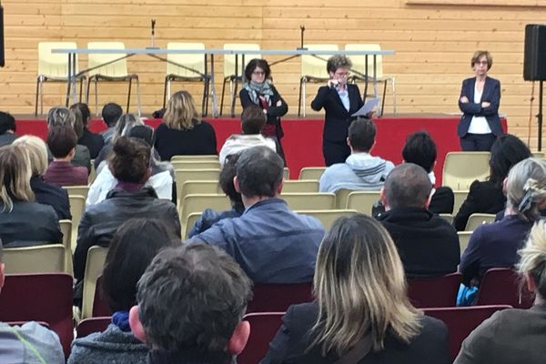 Mardi 14 mai 2019, Frédérique Alexandre-Bailly, Rectrice de l'Académie de Dijon est venue à Sombernon. Dans la salle polyvalente elle a annoncé aux parents d'élèves et aux enseignants les mesures prises pour apaiser les tensions au collège Jacques Mercusot.