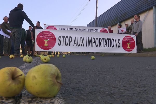 Une quarantaine de pommiculteurs en colère ont manifesté devant l'entreprise Valade ce vendredi 6 octobre 2023.