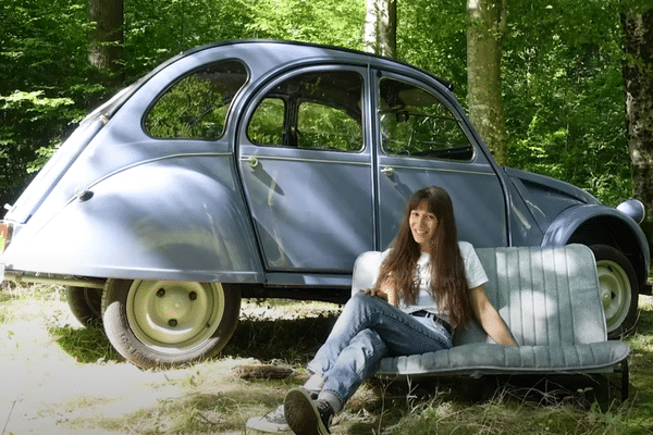 A 25 ans, elle est incollable sur la mythique "deudeuche", modèle de voiture dont la commercialisation s'est arrêtée en 1990 mais qui continue à rendre nostalgiques de nombreux Français.