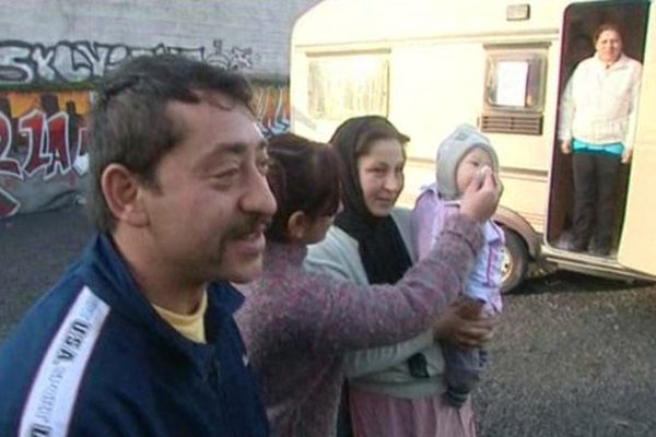 Une famille de roms qui s'installent sur le  terrain d'Hellemmes en décembre 2012