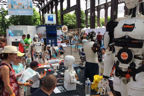 Les robots InMoov sont fabriqués à partir d'une simple imprimante 3D. Ils ont trouvé naturellement leur place au milieu de la 6e édition du Maker Campus de Nantes.
