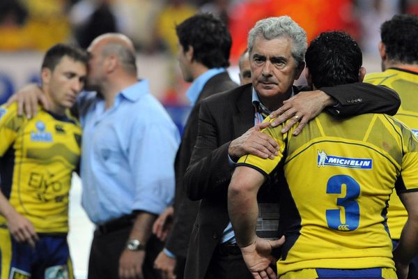 Le 28 juin 2008, le président René Fontès réconfortant les joueurs de l'ASM Clermont Auvergne, après leur défaite en finale de Top 14 face à Toulouse, au Stade de France.