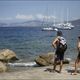 Touristes face à la mer, à L'Ile Rousse.