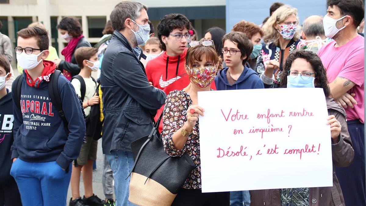 Angers Handicap Forte Mobilisation Devant Le College Public Jean Monnet Contre La Fermeture D Une Classe De Cinquieme