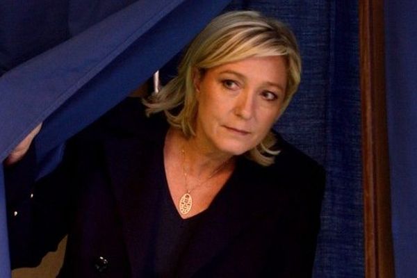 Marine Le Pen sortant de l'isoloir ce dimanche à Hénin-Beaumont.