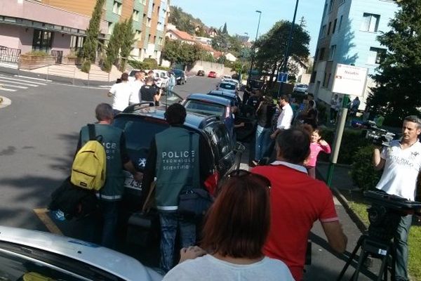 La police quitte l'appartement dans lequel Cécile Bourgeon habitait à Clermont-Ferrand quand sa fille, Fiona, a disparu en mai 2013.