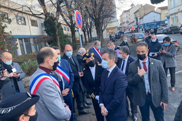 Le ministre de l'Intérieur est dans la Loire, d'abord au commissariat de Firminy. Dans la commune, il y a quelques jours, plusieurs voitures de police avaient été brûlées en 48h