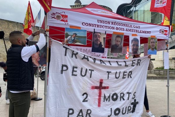 La CGT alerte sur le nombre d'accidents mortels du travail chaque jour en France, ce 24 avril 2023 devant le tribunal judiciaire de Bordeaux.