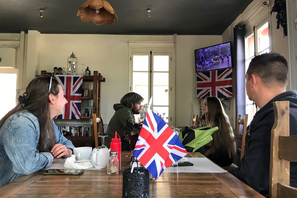 Au bar du lac de Bellac en Haute-Vienne, les hôtes regardent le couronnement en dégustant un petit déjeuner briannique