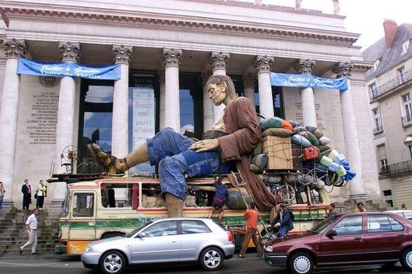 En 1998 le géant de Royal de Luxe revenait du Cameroun à Nantes en autobus...