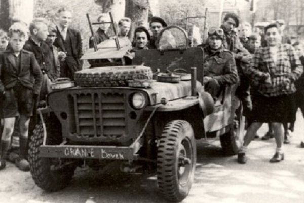 Jean-Alain Papazow, aux commandes de sa Jeep SAS (le chauffeur) durant l’opération AMHERST en avril 1945, dans la région Hollandaise de Drenthe, pour ouvrir la voie aux armées canadiennes.