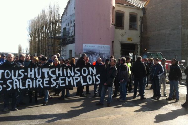 Les salariés de Hutchinson se rassemblent devant l'usine de Châlette-sur-Loing, le 23 février