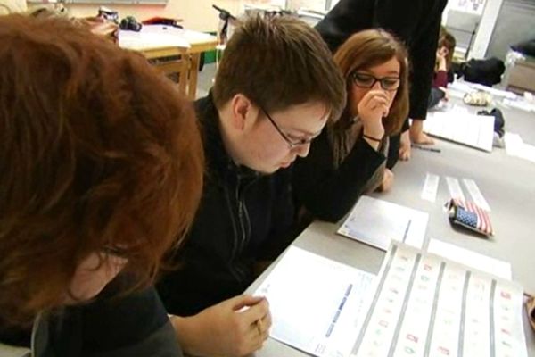 Les élèves du lycée Georges Brière à Reims sont appelés à sélectionner des timbres à l'effigie de Marianne.