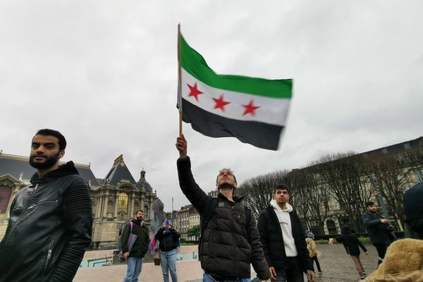 Les drapeaux syriens ont envahi la place de la République de Lille le 8 décembre 2024, jour de la chute du régime de Bachar al-Assad.