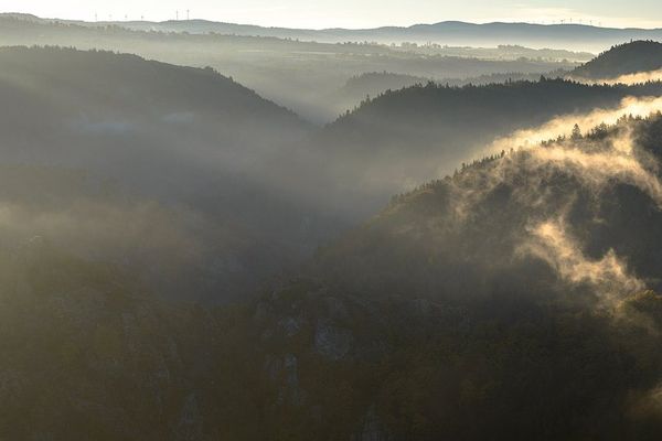 Il s'est fait remarquer par un éditeur en publiant sur internet des images des pays du nord qu'il a visité mêlées à celle de l'Auvergne où il est né.