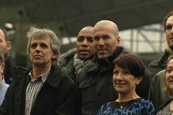 La légende vivante du football français, Zinédine Zidane, est à Clermont-Ferrand pour quelques jours. Mardi (26 mars), l'ancien footballeur a fait un détour par le stade Michelin où se tenait un des stages de sa formation de management du sport.