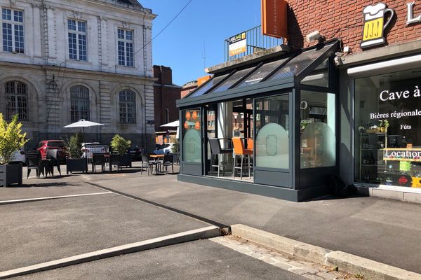 Le sol s'était effondré devant la véranda de la brasserie "La bonne humeur", creusant un trou de 5 mètres de profondeur