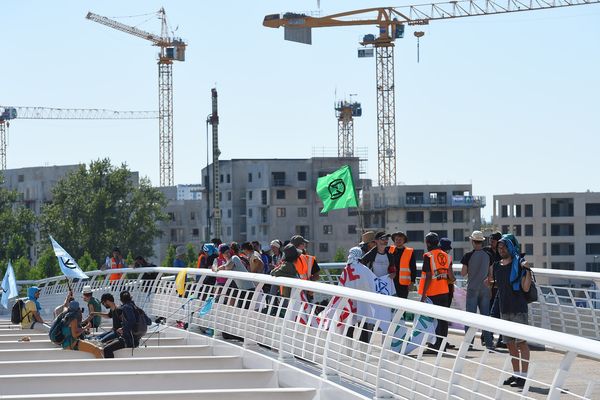 Des militants d'Extinction Rebellion ont bloqué un paquebot sur le pont Chaban-Delmas à Bordeaux pendant plusieurs heures.