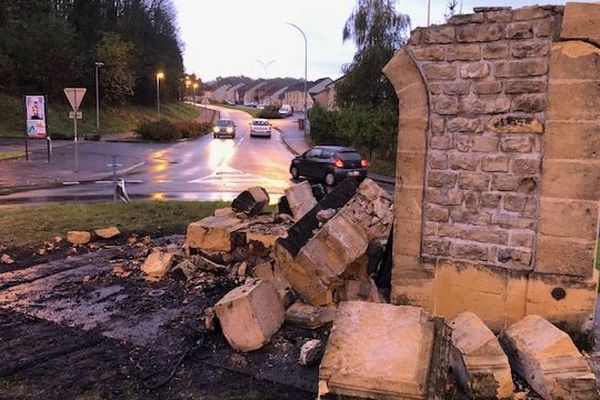 Le monument historique a été détruit par un engin de chantier volé à Charleville-Mézières. 