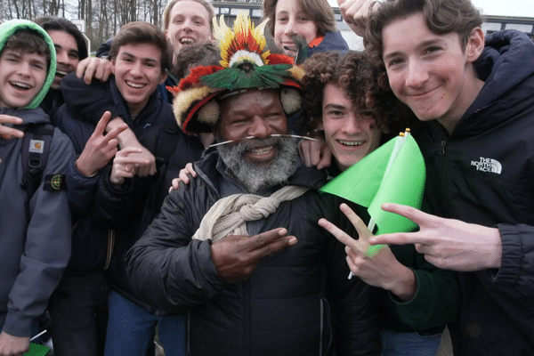 Mundiya Kepanga aux côtés des lycées de l'Institution Rey.