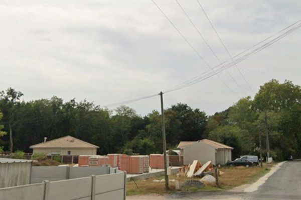 Plusieurs permis de construire ont été validés dans cette rue d'Audenge, pourtant protégée par la loi Littoral.