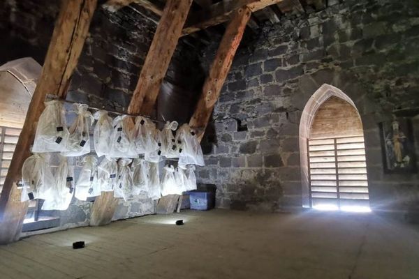 C'est dans le beffroi de la cathédrale de Saint-Flour, dans le Cantal, que les jambons ont été affinés.