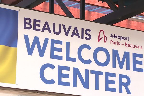 Depuis le début du mois de mars, un centre d'accueil situé à l'aéroport de Paris-Beauvais accueille chaque jour une cinquantaine de réfugiés ukrainiens.