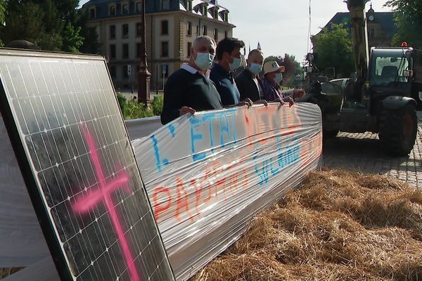 Ces quatre agriculteurs mosellan sont des pionniers de l'énergie solaire dans leur ferme. 