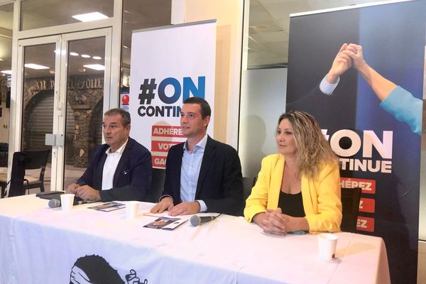 Jordan Bardella, président du Rassemblement National, avec François Filoni et Nathaly Antona, lors d'une conférence de presse à Ajaccio, en novembre 2022.