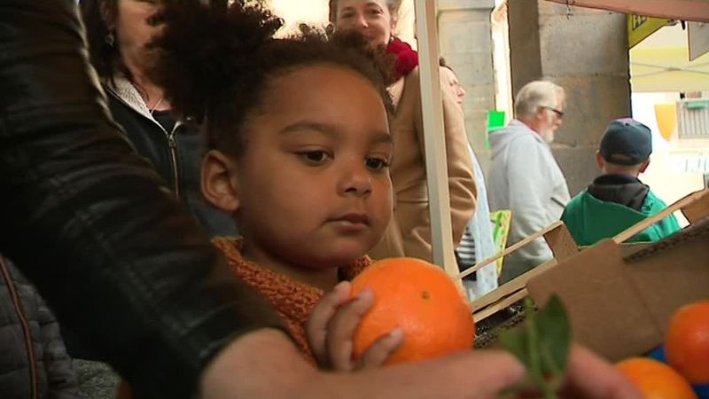 A Marseillan, Les Enfants Jouent À La Marchande Avec De Vrais Fruits Et  Légumes Pour Apprendre À Manger Sainement