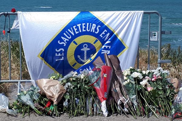 Des fleurs ont été déposées à hauteur du lieu où a eu lieu le naufrage de la vedette des sauveteurs SNSM sortie le 7 juin 2019 pour porter secours secours à un bateau de pêche. Les Sables-d'Olonne, 10 juin 2019.