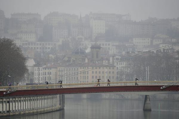 Météo : cinq départements d'Auvergne Rhône-Alpes en vigilance jaune aux pluies et inondations. (archives - temps pluvieux à Lyon)