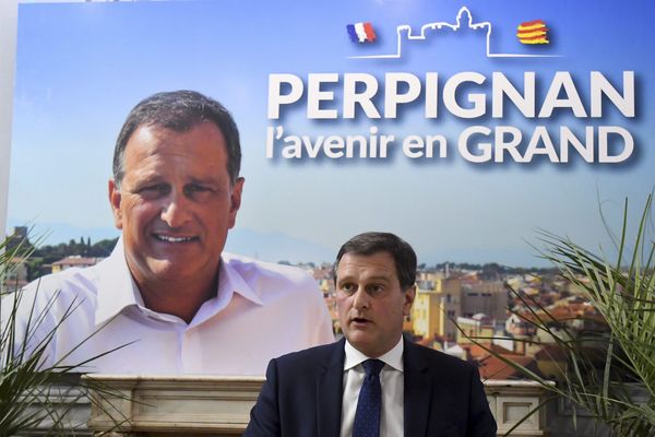 Signe que l'union des droites séduit pour ces municipales de 2020, à Perpignan, Louis Aliot a retiré la flamme du Rassemblement national de ses affiches de campagne. 