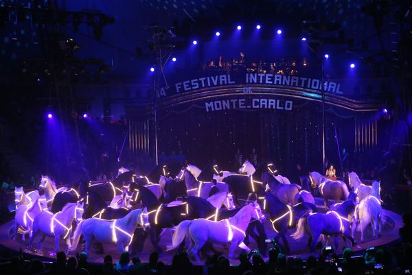 Le 18 janvier 202018/01/2020 ; Deuxième spectacle de sélection du Festival international du cirque de Monte-Carlo à l’espace Fontvieille de Monaco. Maycol Errani et le Grand carrousel équestre du Cirque national suisse Knic -