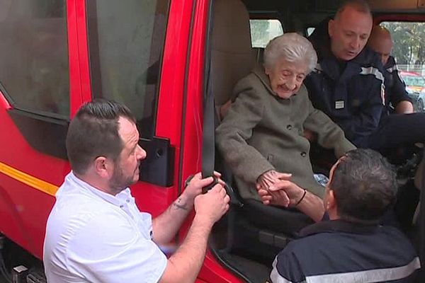 Montpellier - Mathilde fête ses 112 ans en se promenant dans un camion de pompiers - 24 mars 2017.