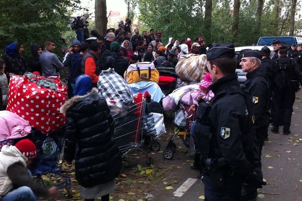 Une centaine de Roms sans caravane s'est retrouvée à la rue après l'évacuation du camp de Lille 1, le lundi 28 octobre