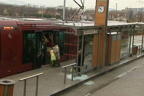 Un engin incendiaire a été lancé dimanche contre le tram de Clermont