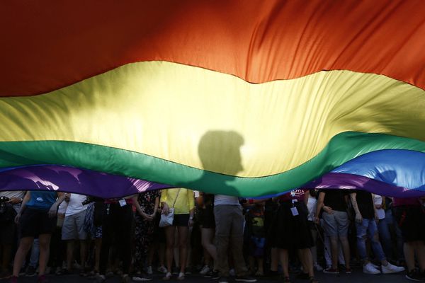 Un drapeau arc-en-ciel, à la Gay Pride d'Athènes, en 2018.