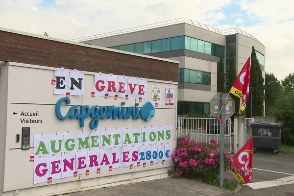 La CGT Capgemini réclame une augmentation générale de salaire de 2 800 € par an pour chaque salarié.