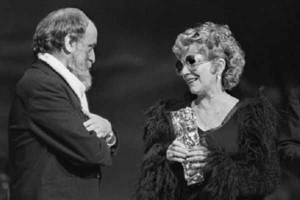 Jacqueline Pagnol reçoit un César d'honneur des mains du sculpteur César, le 31 janvier 1981, au Palais des Congrès à Paris.