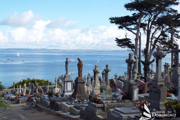 Le cimetière de Tréboul, sur les hauteurs de la baie de Douarnenez