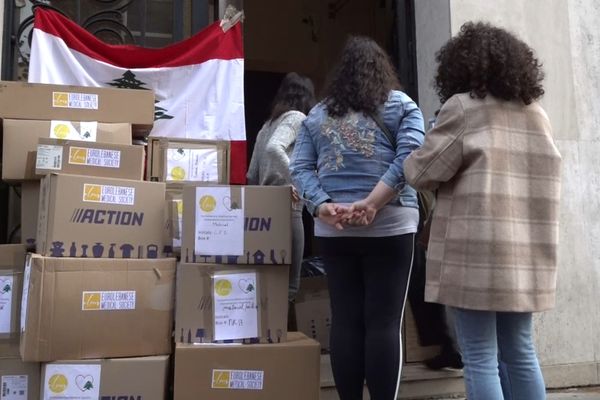 La mairie du XVe arrondissement de Paris organise tout le week-end une collecte de vêtements et médicaments pour aider les civils libanais.