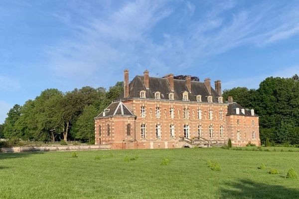 Situé dans l'Oise, à Berneuil-en-Bray, le château d'Auteuil enregistrait 100 nuitées par mois avant la crise du Covid-19.