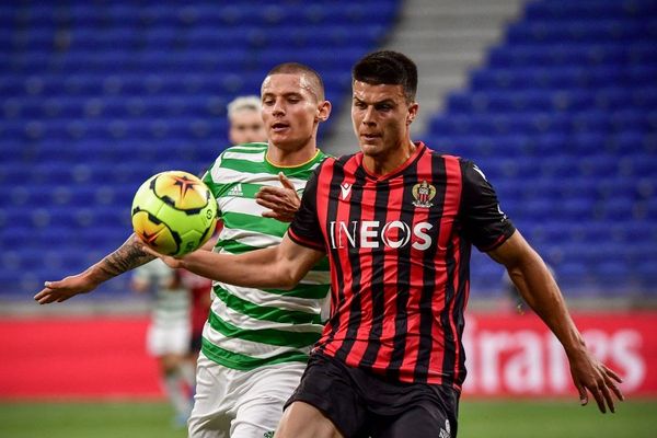 Le Niçois Flavius Daniliuc à la lutte pour récupérer le ballon.