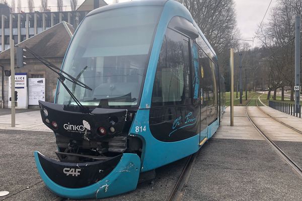 Le tram a été remorqué pour être réparé.