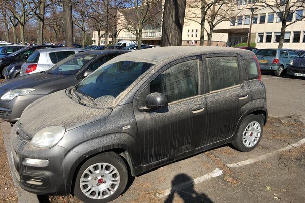 Une voiture salie par un précédent épisode de pluie de sable du Sahara, à Strasbourg, en mars 2021.