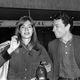 Françoise Hardy et Jean-Marie Périer à l'aéroport d'Orly le 13 avril 1965.